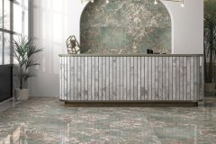 QYMH1221BI14525_AMAZZONITE_01_AMBIENTE_AMAZZONITE_JADE_PULIDO_60X120_HALL_HOTEL_SZ1-1