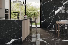 QYMH1774BI37916_CRETA_03_AMBIENTE_CRETA_BLACK_120X280_PAV_CRETA_BLACK_120X120_COCINA_SZ1